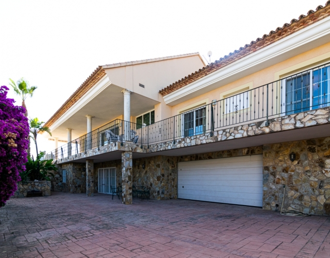 VILLA CON VISTAS PERFECTAS EN VENTA EN LA NUCIA