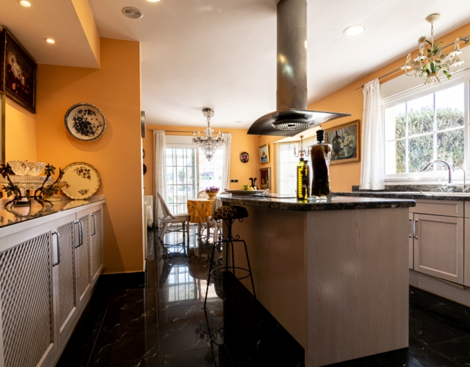 VILLA CON VISTAS PERFECTAS EN VENTA EN LA NUCIA