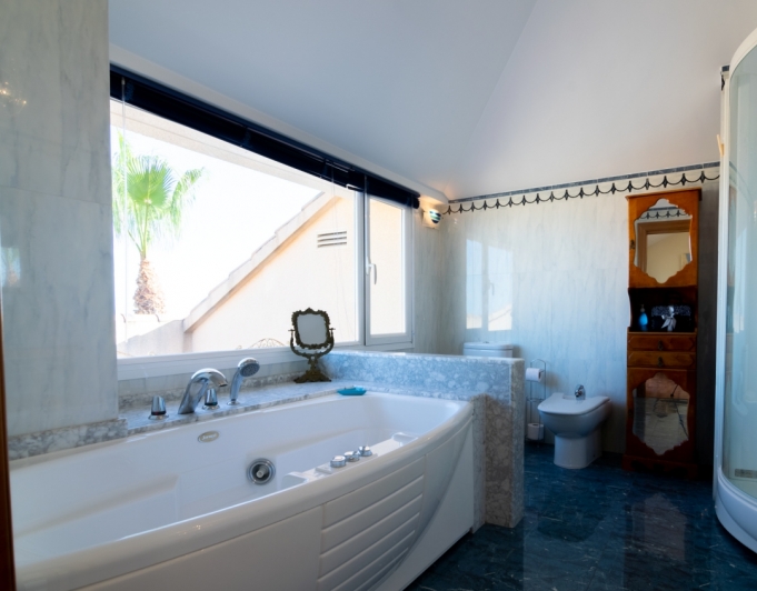 VILLA CON VISTAS PERFECTAS EN VENTA EN LA NUCIA