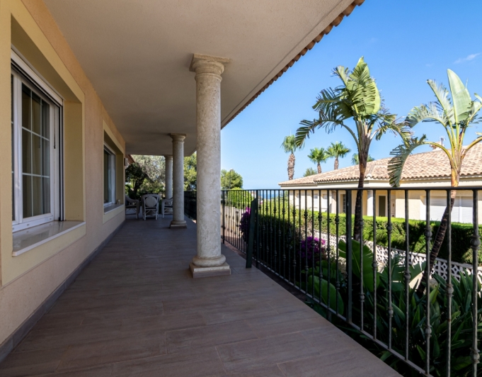 VILLA CON VISTAS PERFECTAS EN VENTA EN LA NUCIA