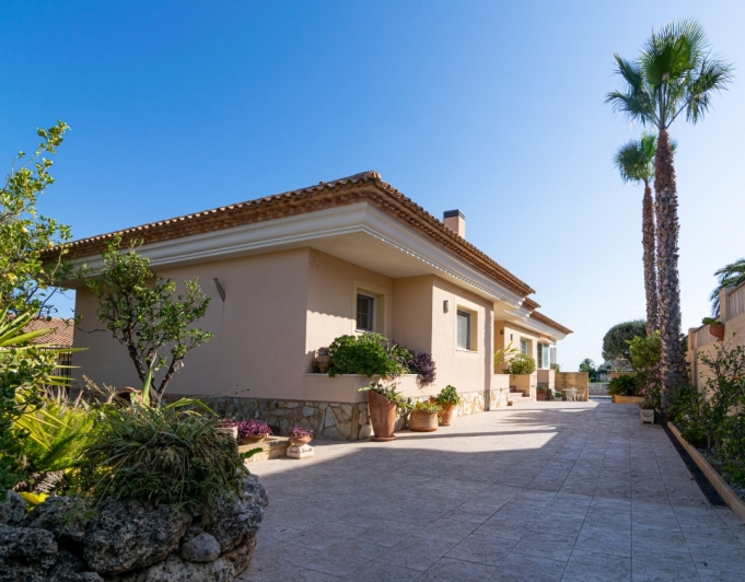 VILLA CON VISTAS PERFECTAS EN VENTA EN LA NUCIA