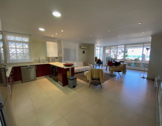 Elégant appartement à vendre sur le front de mer avec une vue fantastique sur la mer