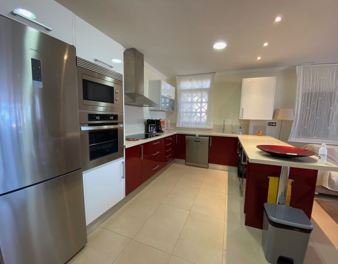 Elégant appartement à vendre sur le front de mer avec une vue fantastique sur la mer