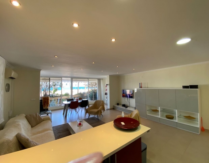 Elégant appartement à vendre sur le front de mer avec une vue fantastique sur la mer