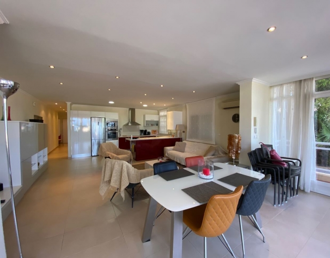 Elégant appartement à vendre sur le front de mer avec une vue fantastique sur la mer