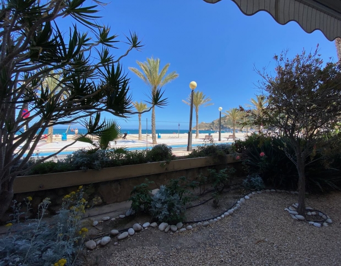 Elégant appartement à vendre sur le front de mer avec une vue fantastique sur la mer