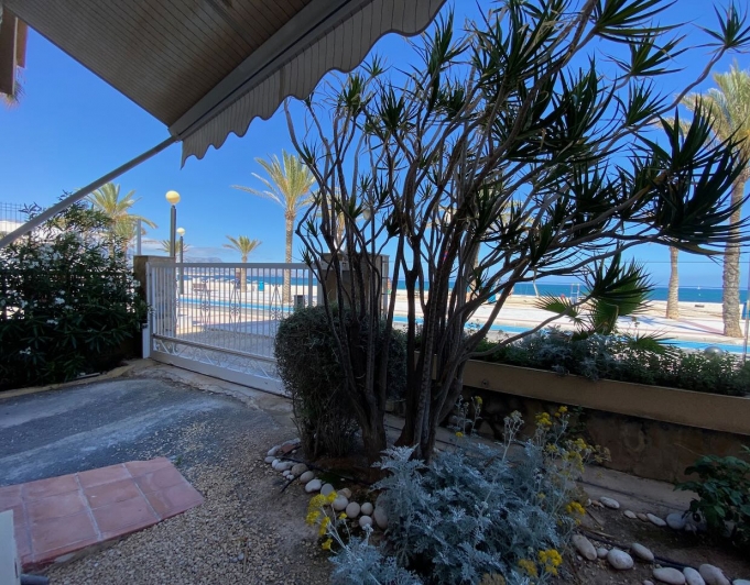 Elégant appartement à vendre sur le front de mer avec une vue fantastique sur la mer