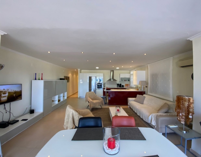 Elégant appartement à vendre sur le front de mer avec une vue fantastique sur la mer