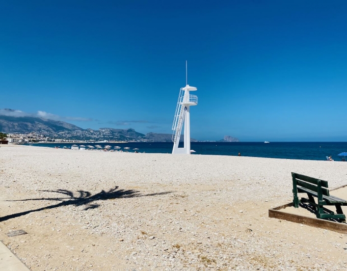 Elégant appartement à vendre sur le front de mer avec une vue fantastique sur la mer