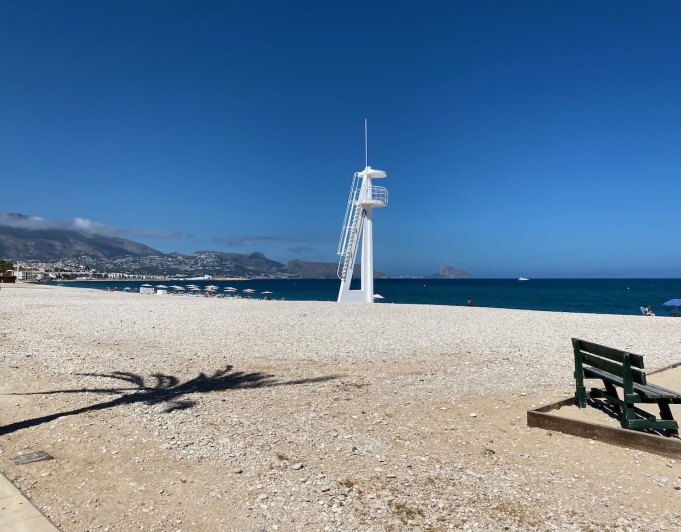 Elégant appartement à vendre sur le front de mer avec une vue fantastique sur la mer