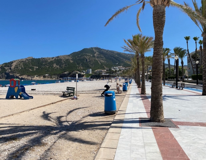 Elégant appartement à vendre sur le front de mer avec une vue fantastique sur la mer
