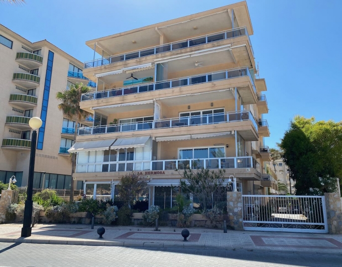Elégant appartement à vendre sur le front de mer avec une vue fantastique sur la mer