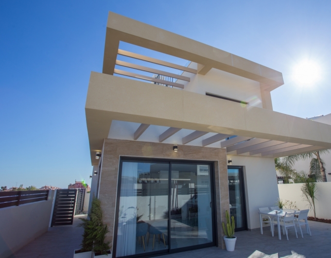 VILLA MUY SOLEADA EN VENTA EN LOS MONTESINOS
