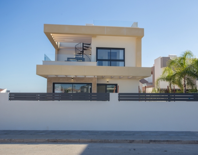 VILLA MUY SOLEADA EN VENTA EN LOS MONTESINOS