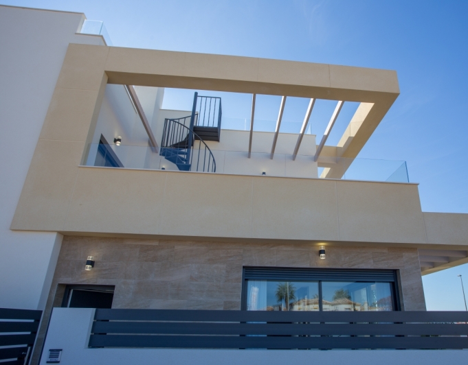 VILLA MUY SOLEADA EN VENTA EN LOS MONTESINOS