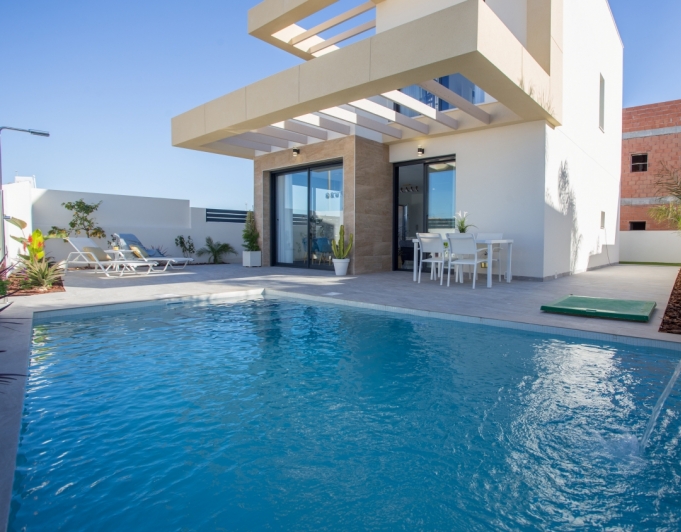 VILLA MUY SOLEADA EN VENTA EN LOS MONTESINOS