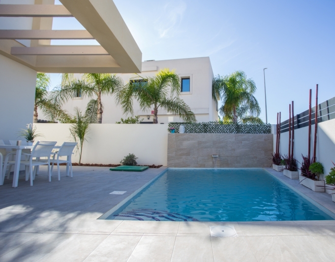 VILLA MUY SOLEADA EN VENTA EN LOS MONTESINOS