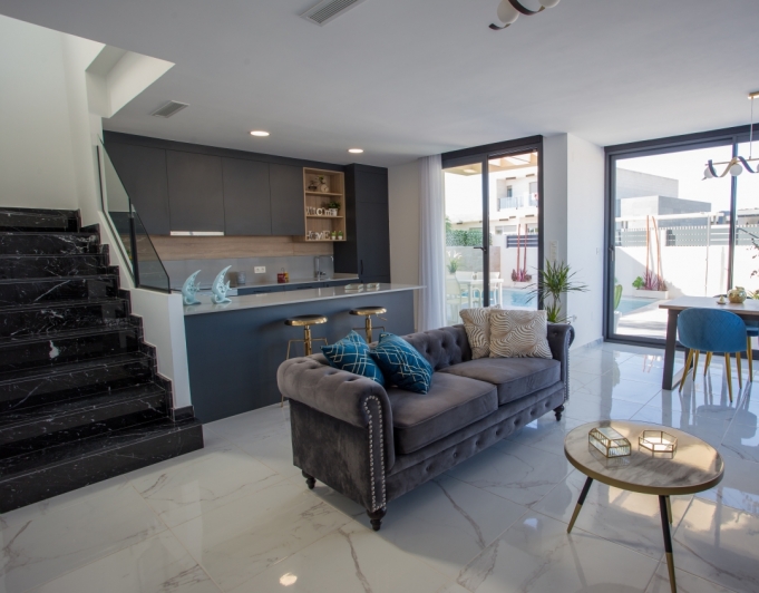 VILLA MUY SOLEADA EN VENTA EN LOS MONTESINOS