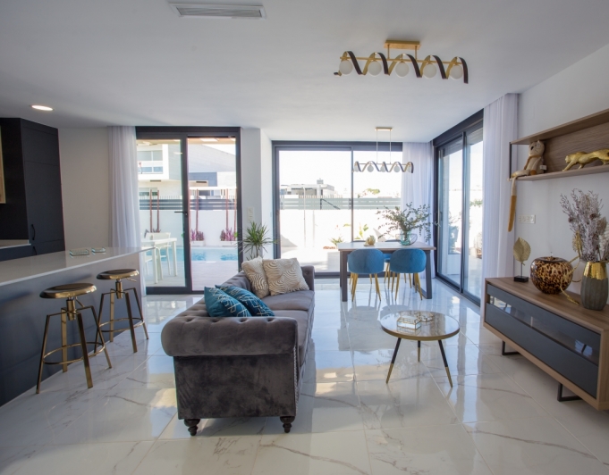 VILLA MUY SOLEADA EN VENTA EN LOS MONTESINOS