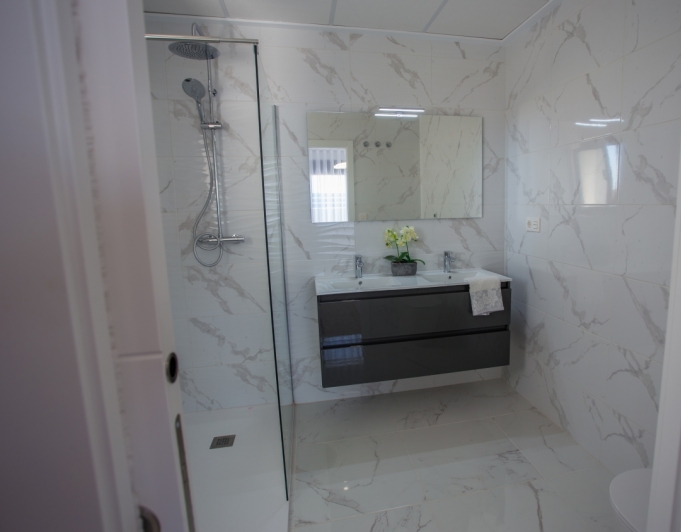 VILLA MUY SOLEADA EN VENTA EN LOS MONTESINOS