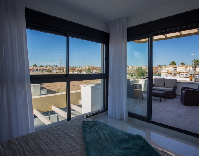 VILLA MUY SOLEADA EN VENTA EN LOS MONTESINOS