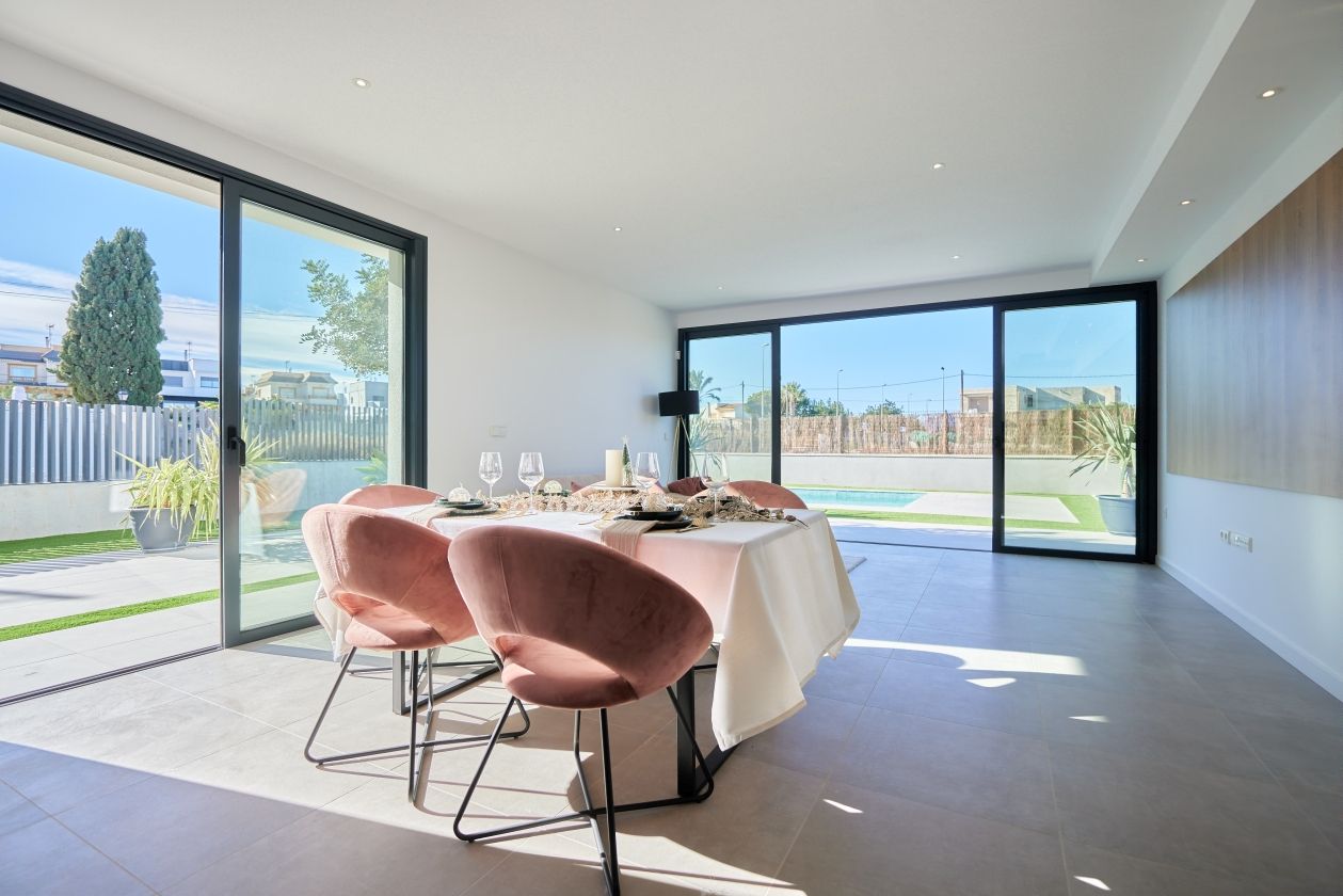 EN VENTA 21 VILLAS UNIFAMILIARES CON JARDÍN Y PISCINA EN ALICANTE