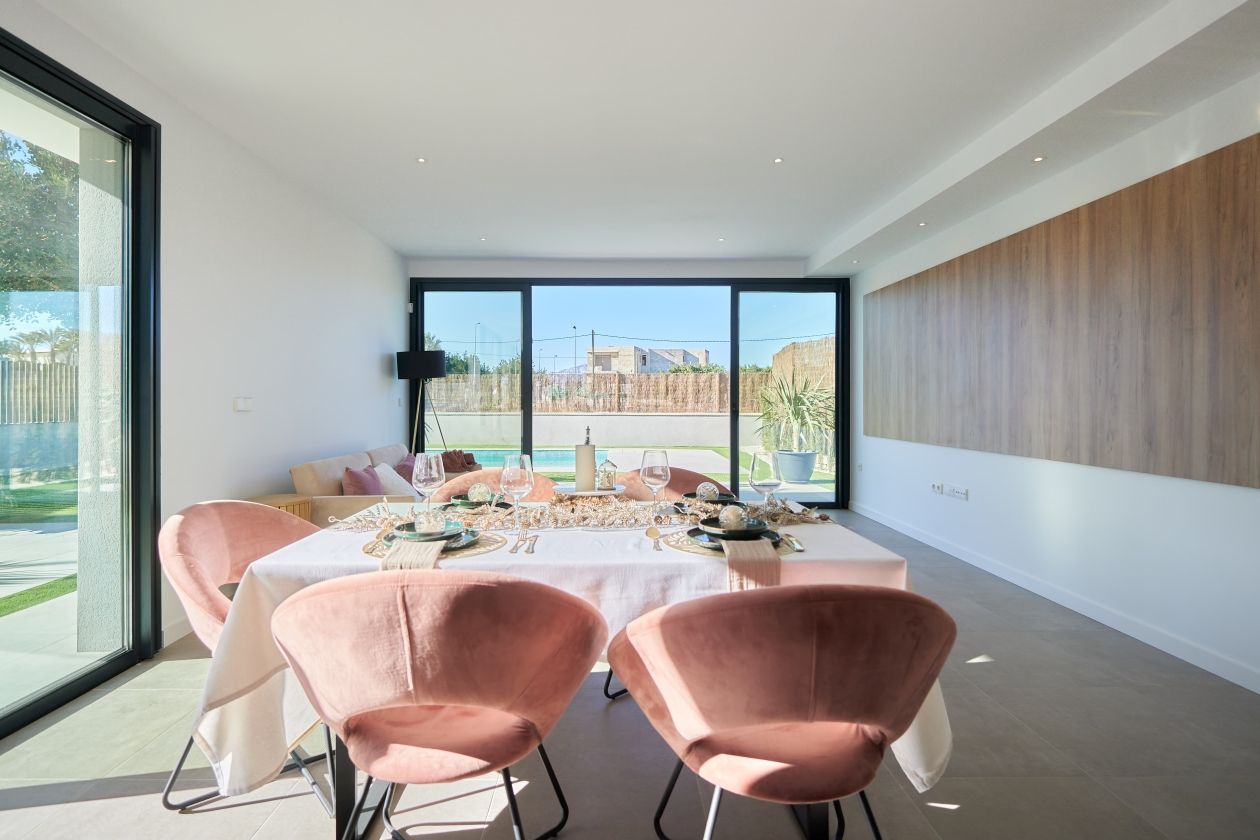 EN VENTA 21 VILLAS UNIFAMILIARES CON JARDÍN Y PISCINA EN ALICANTE