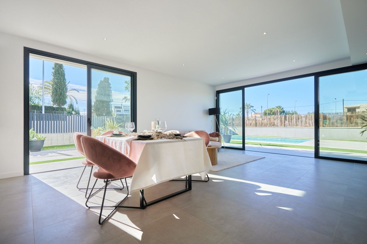 EN VENTA 21 VILLAS UNIFAMILIARES CON JARDÍN Y PISCINA EN ALICANTE