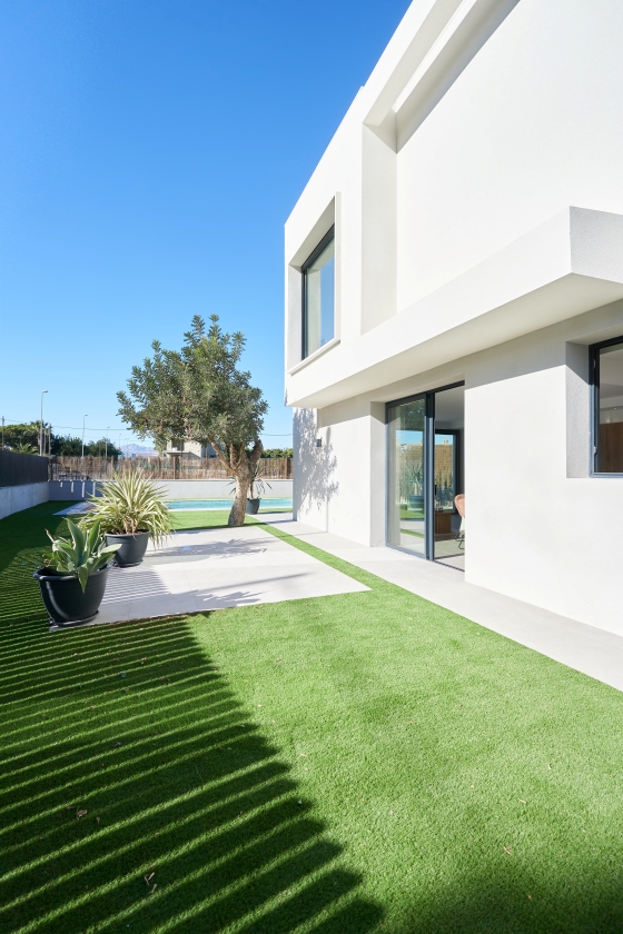 EN VENTA 21 VILLAS UNIFAMILIARES CON JARDÍN Y PISCINA EN ALICANTE