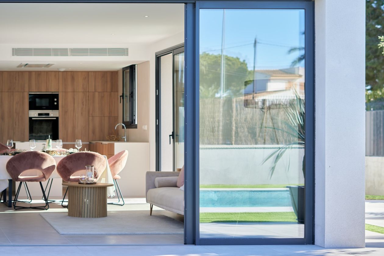 EN VENTA 21 VILLAS UNIFAMILIARES CON JARDÍN Y PISCINA EN ALICANTE