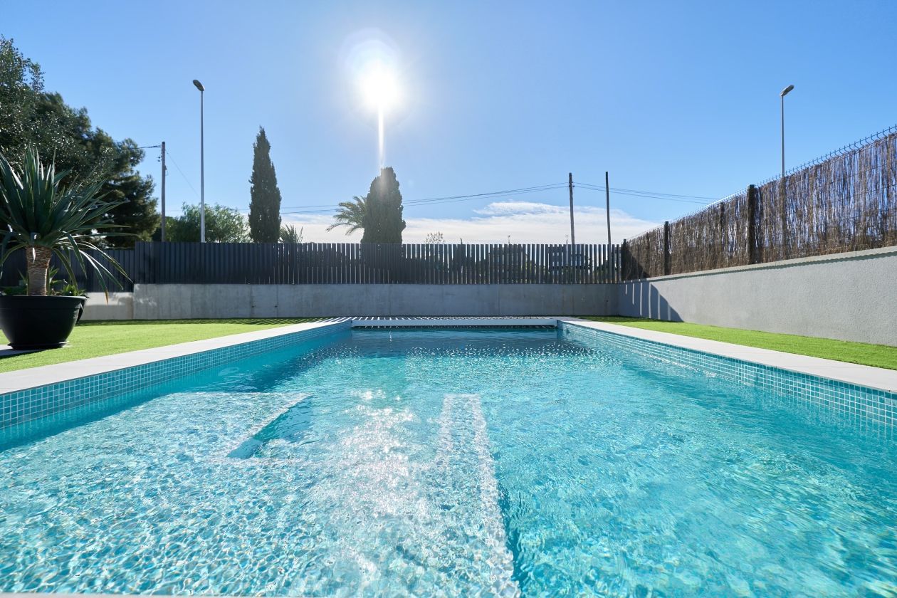 EN VENTA 21 VILLAS UNIFAMILIARES CON JARDÍN Y PISCINA EN ALICANTE