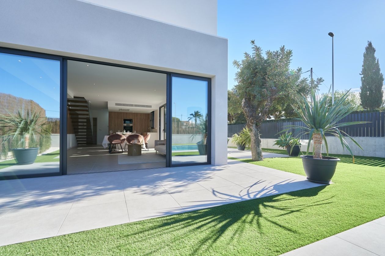 EN VENTA 21 VILLAS UNIFAMILIARES CON JARDÍN Y PISCINA EN ALICANTE