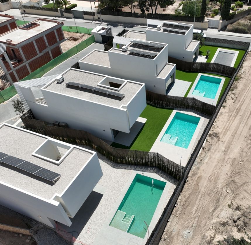 EN VENTA 21 VILLAS UNIFAMILIARES CON JARDÍN Y PISCINA EN ALICANTE