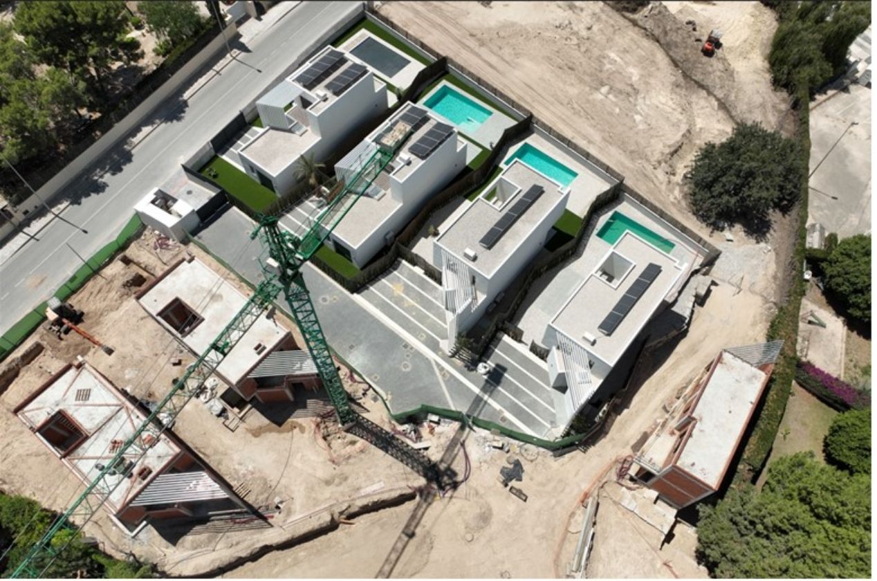 EN VENTA 21 VILLAS UNIFAMILIARES CON JARDÍN Y PISCINA EN ALICANTE