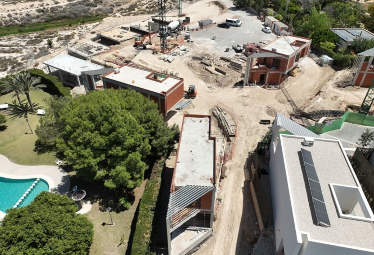 EN VENTA 21 VILLAS UNIFAMILIARES CON JARDÍN Y PISCINA EN ALICANTE