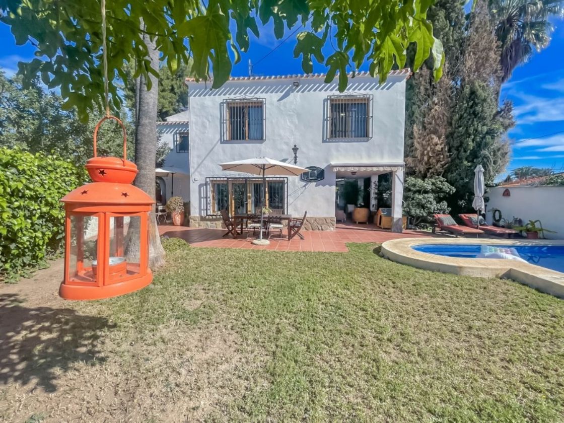 En venta encantadora villa mediterránea independiente con piscina