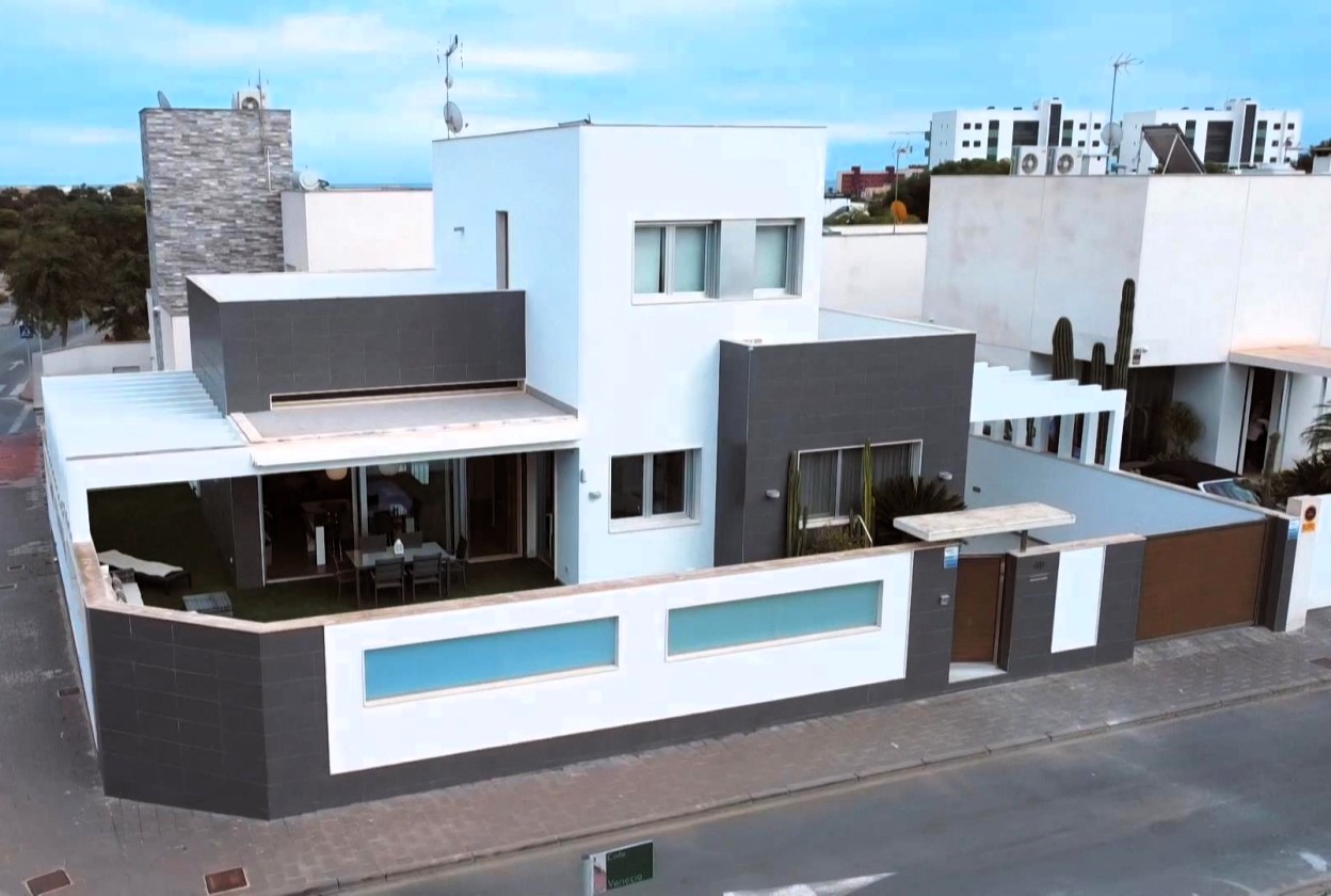 GRAN VILLA EN VENTA EN ALICANTE