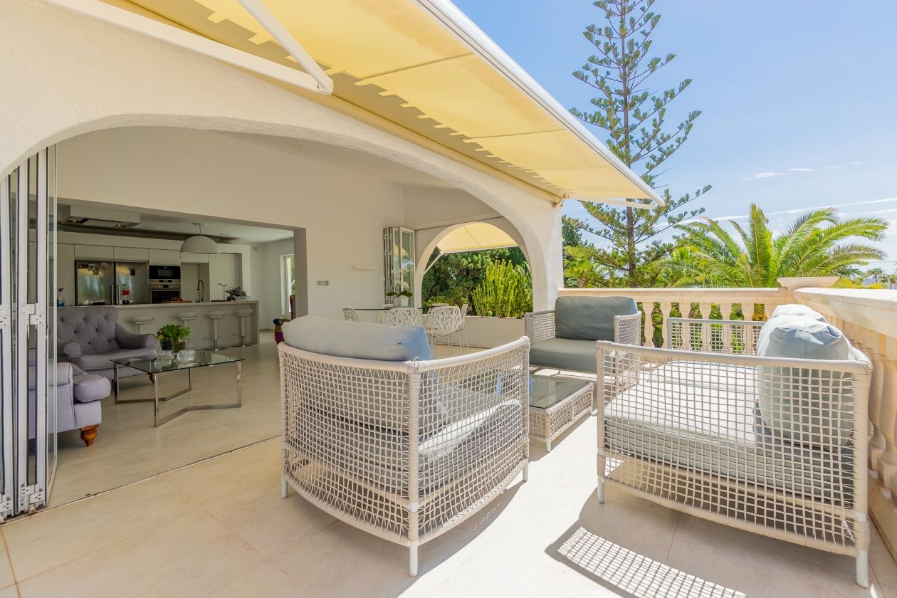 AMPLIA VILLA CON APARTAMENTO DE INVITADOS  EN VENTA EN LA NUCIA