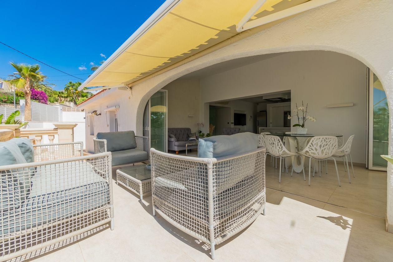 AMPLIA VILLA CON APARTAMENTO DE INVITADOS  EN VENTA EN LA NUCIA