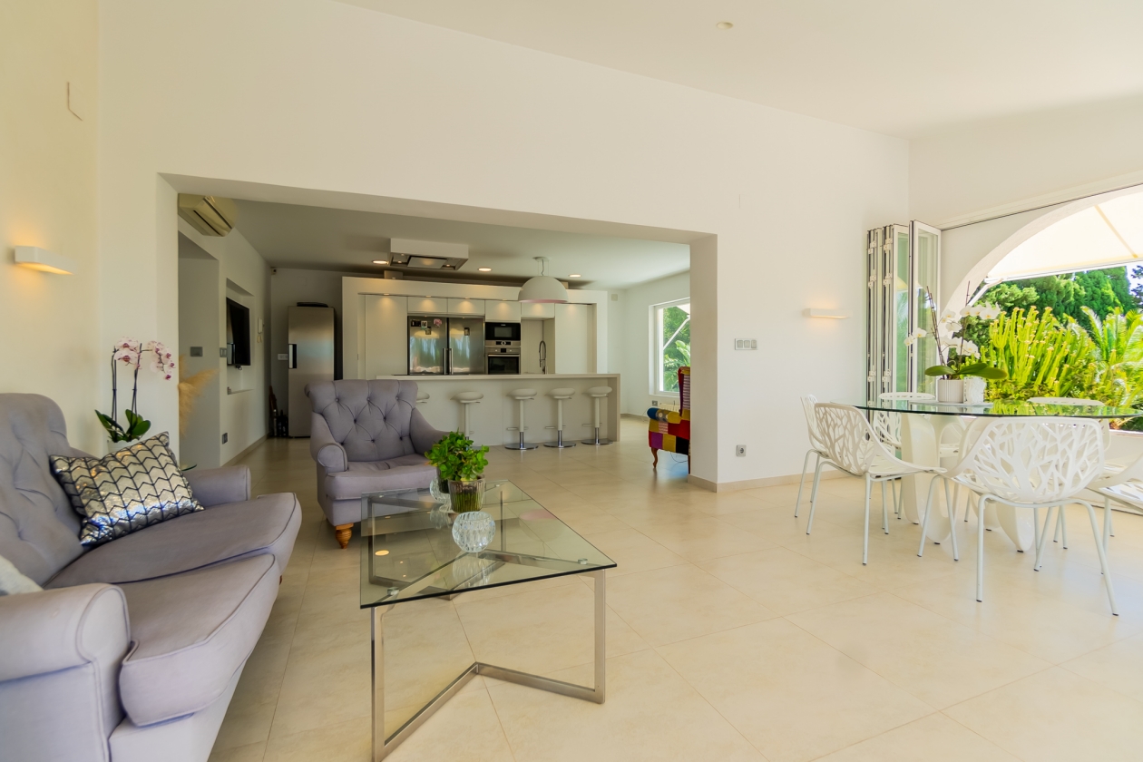 AMPLIA VILLA CON APARTAMENTO DE INVITADOS  EN VENTA EN LA NUCIA