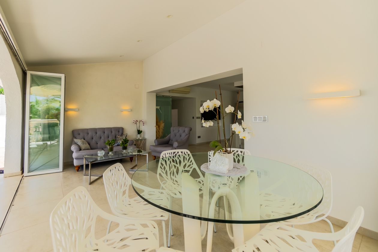 AMPLIA VILLA CON APARTAMENTO DE INVITADOS  EN VENTA EN LA NUCIA
