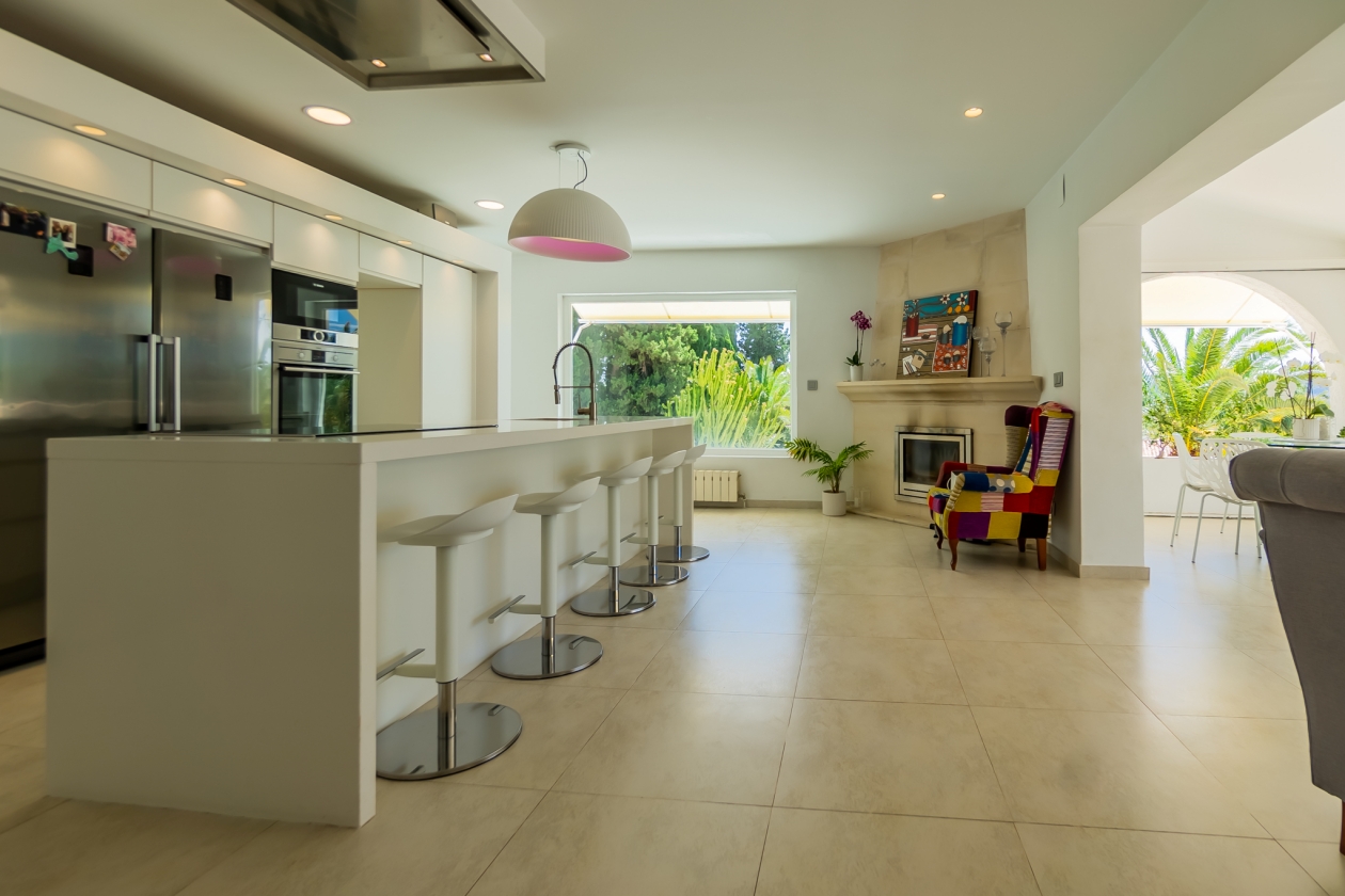 AMPLIA VILLA CON APARTAMENTO DE INVITADOS  EN VENTA EN LA NUCIA