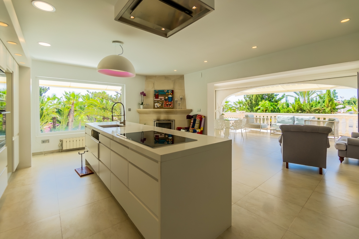 AMPLIA VILLA CON APARTAMENTO DE INVITADOS  EN VENTA EN LA NUCIA