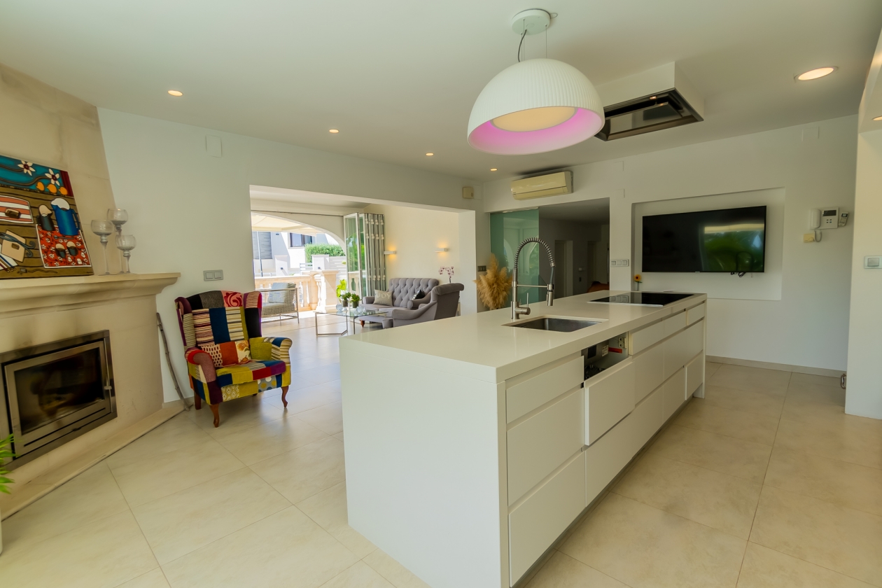 AMPLIA VILLA CON APARTAMENTO DE INVITADOS  EN VENTA EN LA NUCIA