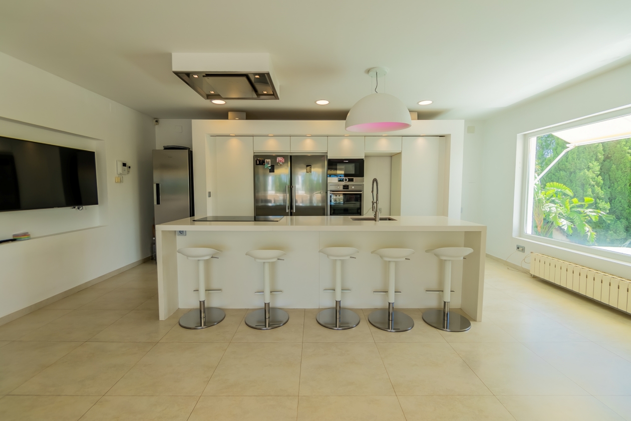 AMPLIA VILLA CON APARTAMENTO DE INVITADOS  EN VENTA EN LA NUCIA