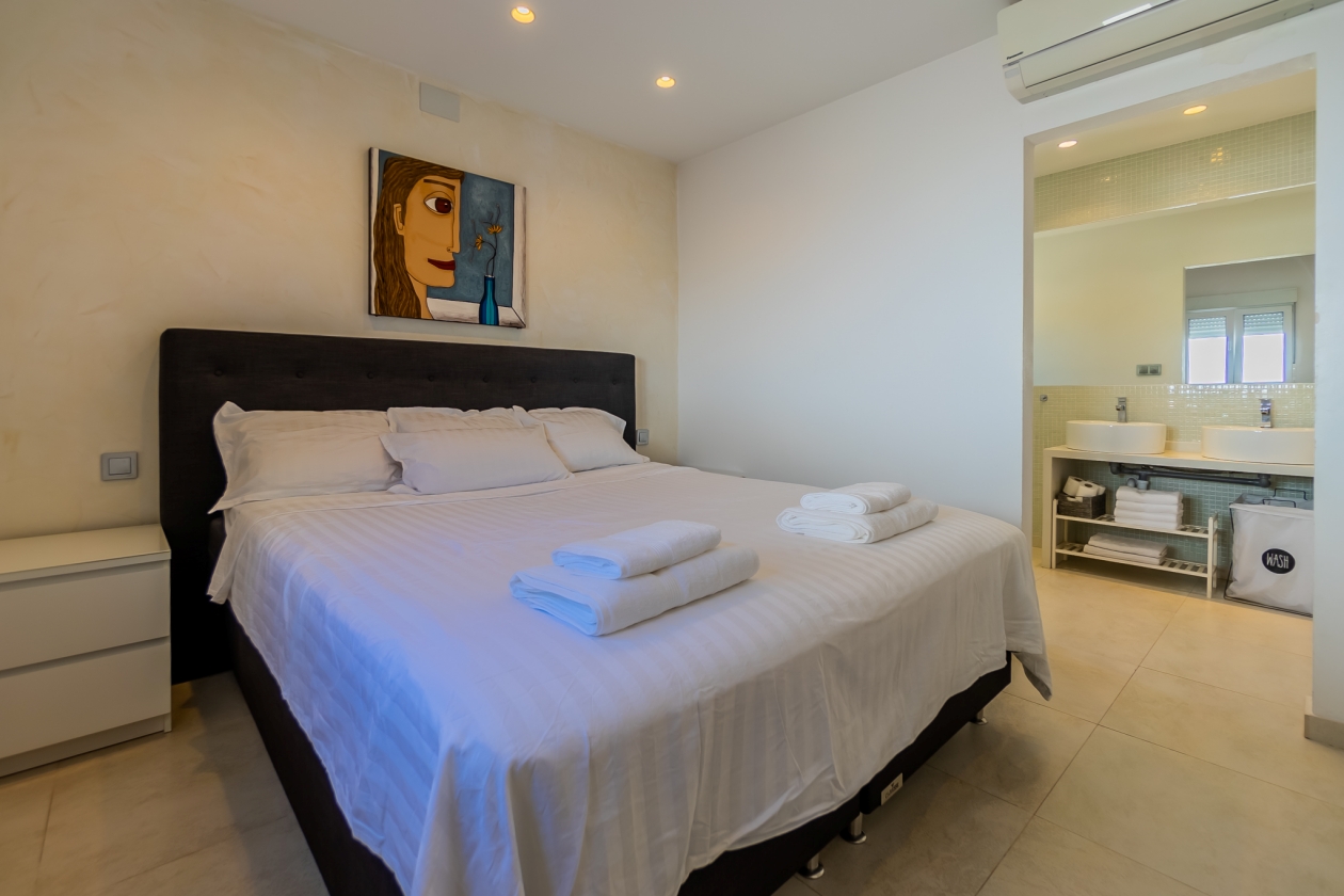 AMPLIA VILLA CON APARTAMENTO DE INVITADOS  EN VENTA EN LA NUCIA