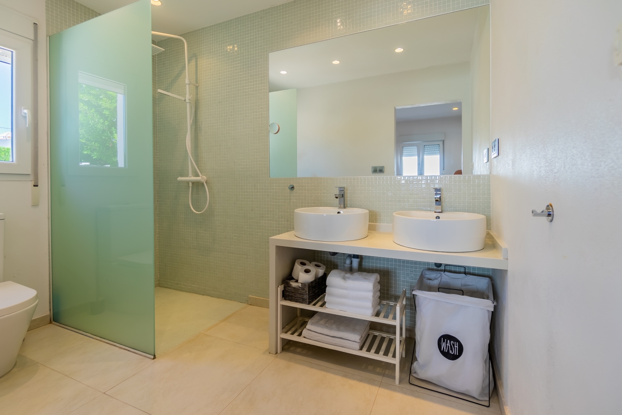 AMPLIA VILLA CON APARTAMENTO DE INVITADOS  EN VENTA EN LA NUCIA