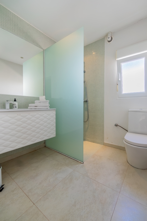 AMPLIA VILLA CON APARTAMENTO DE INVITADOS  EN VENTA EN LA NUCIA
