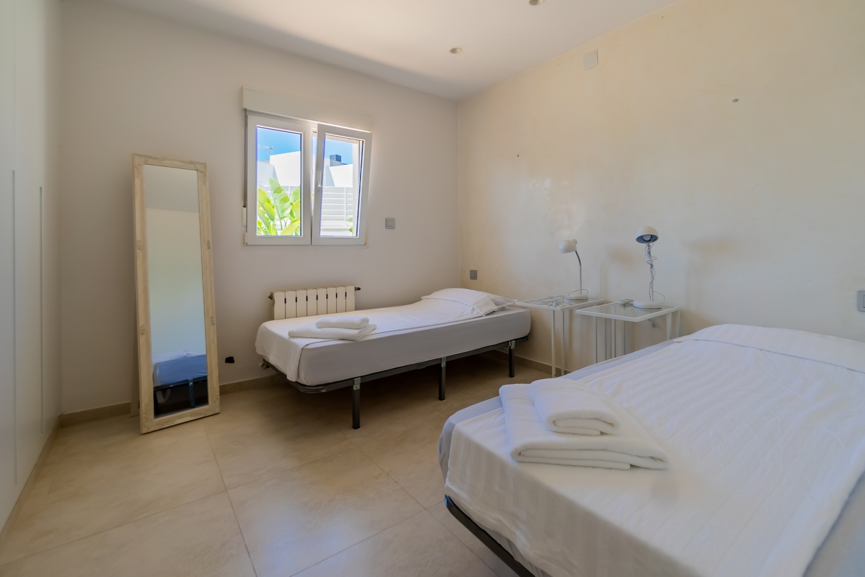 AMPLIA VILLA CON APARTAMENTO DE INVITADOS  EN VENTA EN LA NUCIA