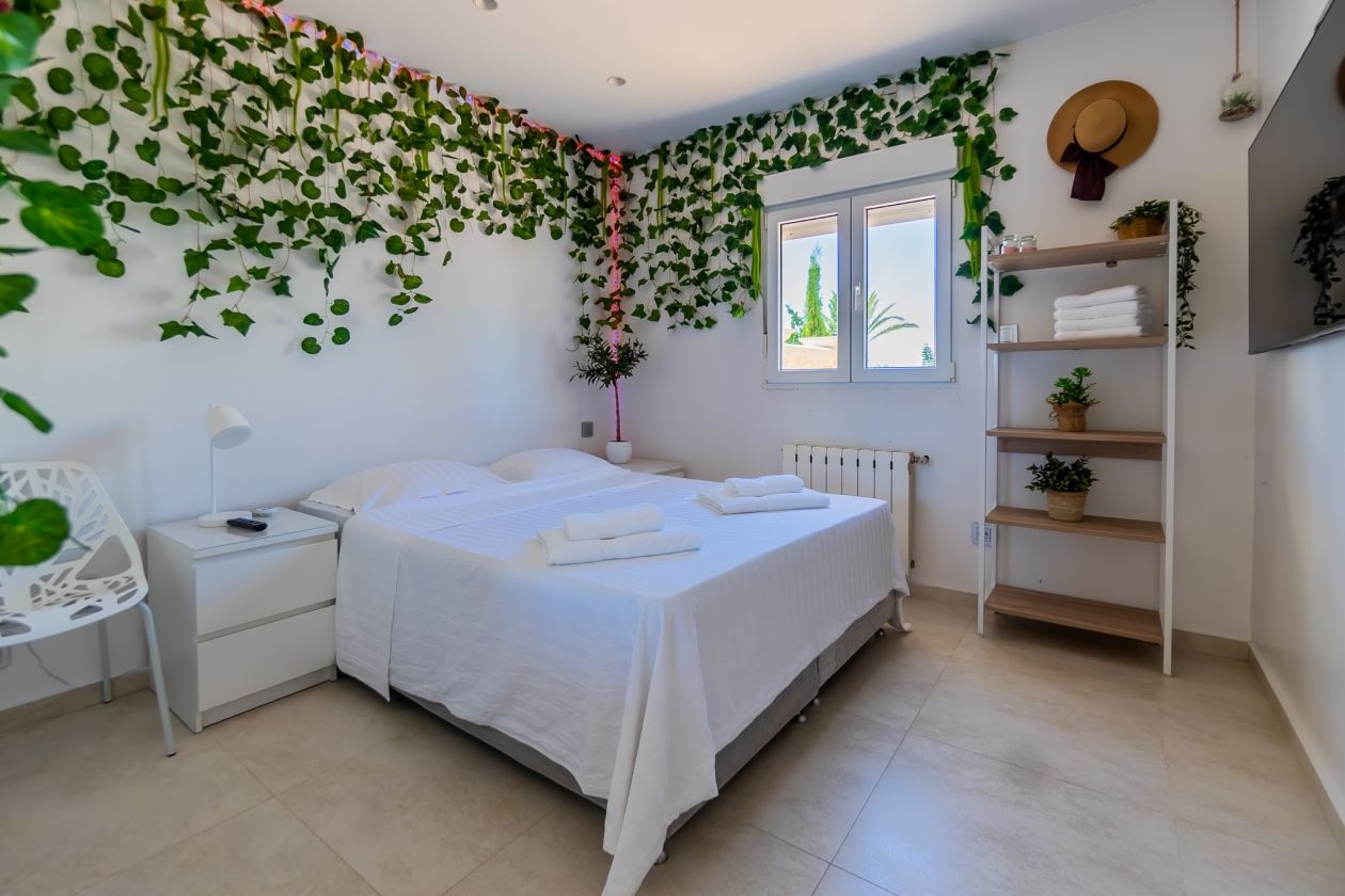 AMPLIA VILLA CON APARTAMENTO DE INVITADOS  EN VENTA EN LA NUCIA